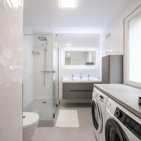 Rollin - Beautiful Renovated Flat In The Heart Of Appartement Parijs
