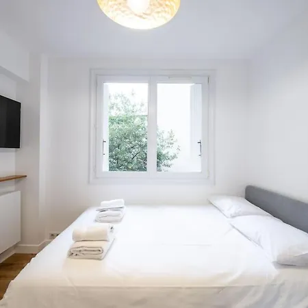 Rollin - Beautiful Renovated Flat In The Heart Of * Parijs