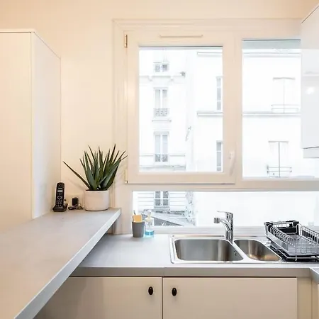 Rollin - Beautiful Renovated Flat In The Heart Of * Parijs