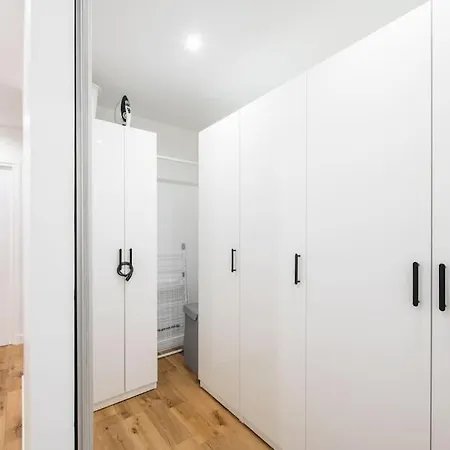 Rollin - Beautiful Renovated Flat In The Heart Of Appartement Parijs