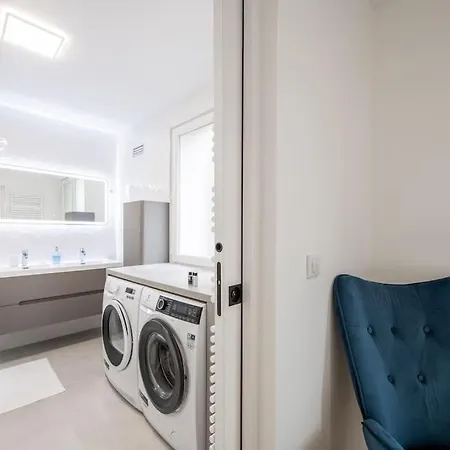 Rollin - Beautiful Renovated Flat In The Heart Of *